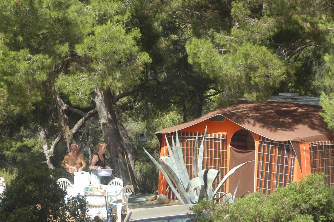 Emplacement camping caravane au camping 4 étoiles Clos Sainte Thérèse dans le Var